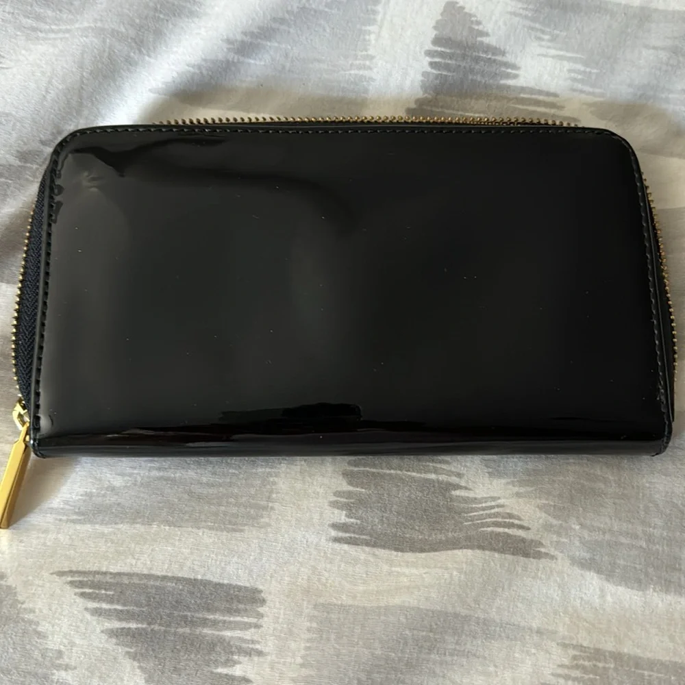 Tory Burch patent leather zip around wallet with all - Picture 2 of 3